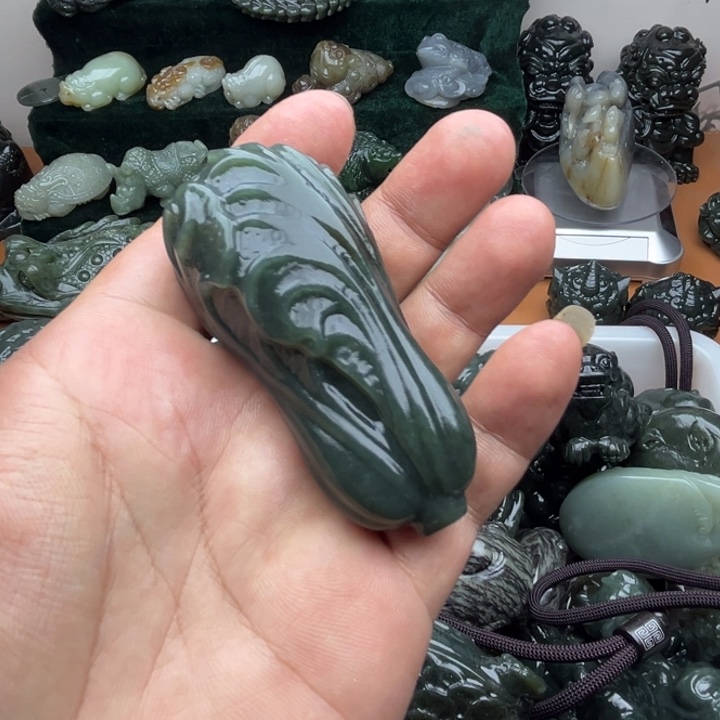 和田玉未镶嵌把件