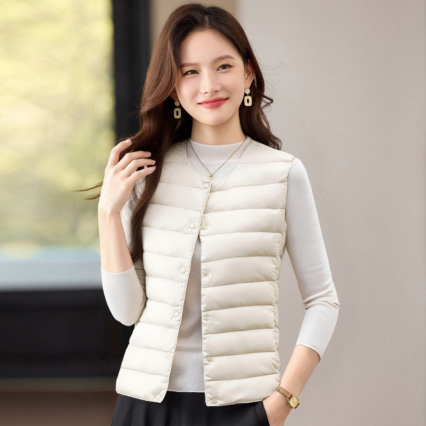 轻薄羽绒无袖马甲2026网红新款圆领单排扣修身保暖通勤百搭外套女