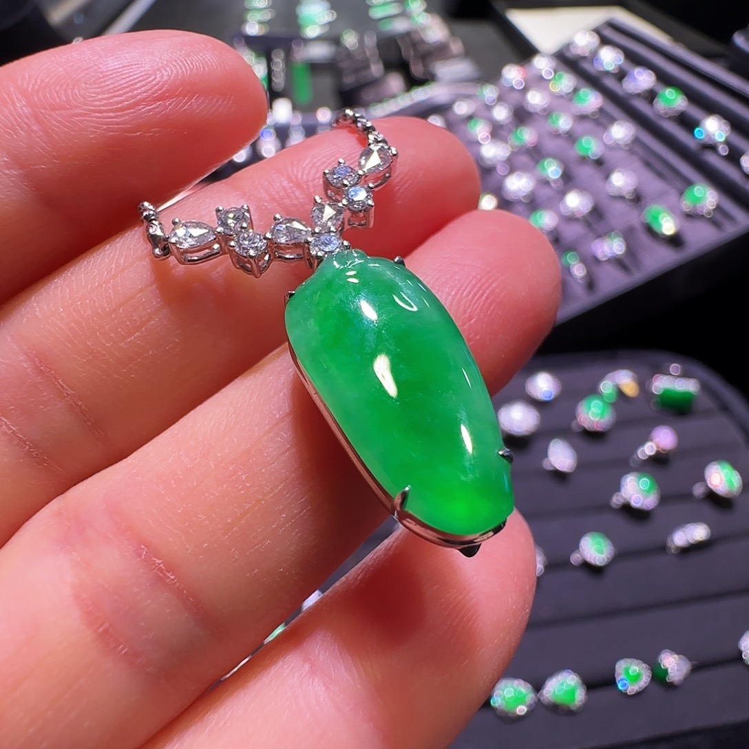 翡翠18K金镶嵌颈饰