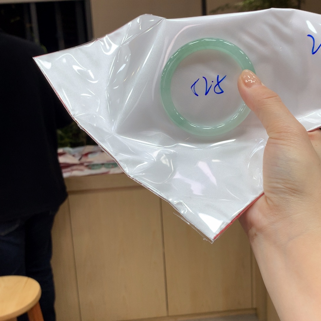 翡翠手镯未镶嵌不退不换