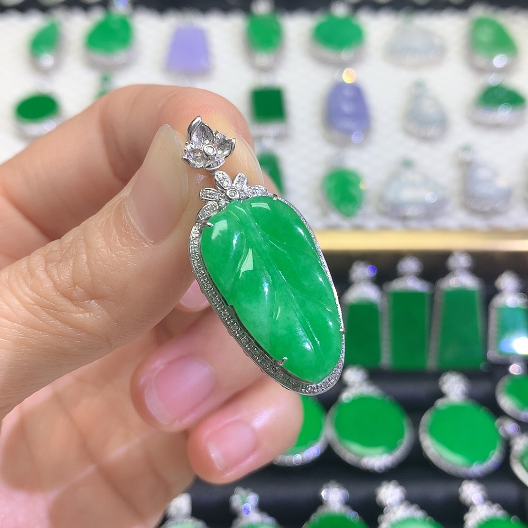 颈饰18K金镶嵌翡翠吊坠