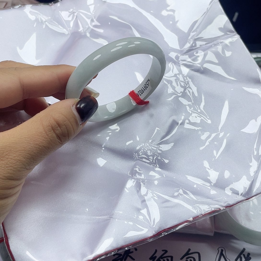 未镶嵌手镯翡翠丽丽