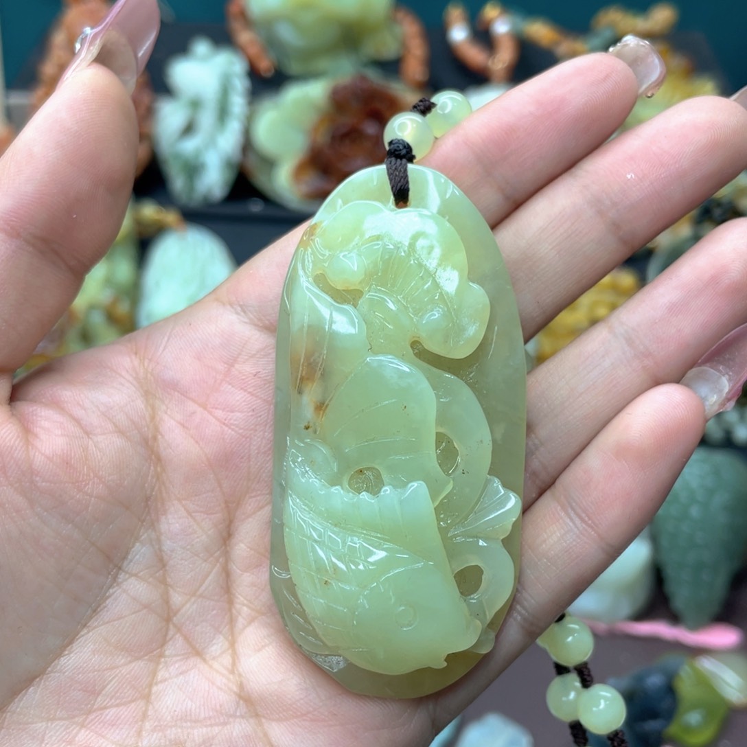 蛇纹石玉颈饰未镶嵌