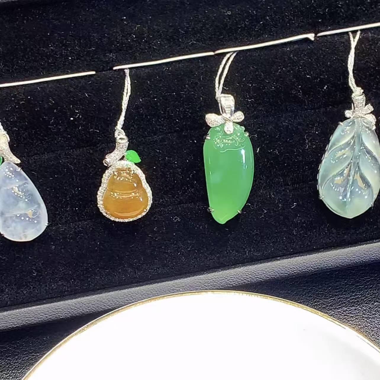 翡翠 18K A货翡翠吊坠  团购 多样性发其一