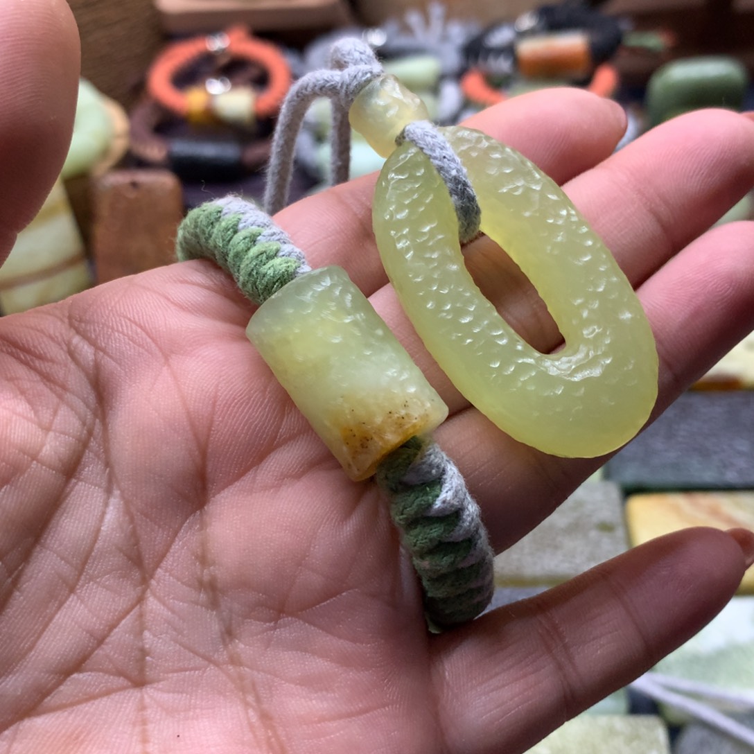 化***蝶蛇纹石玉合金颈饰