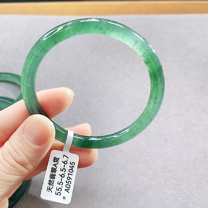 翡翠未镶嵌手镯（圆镯）