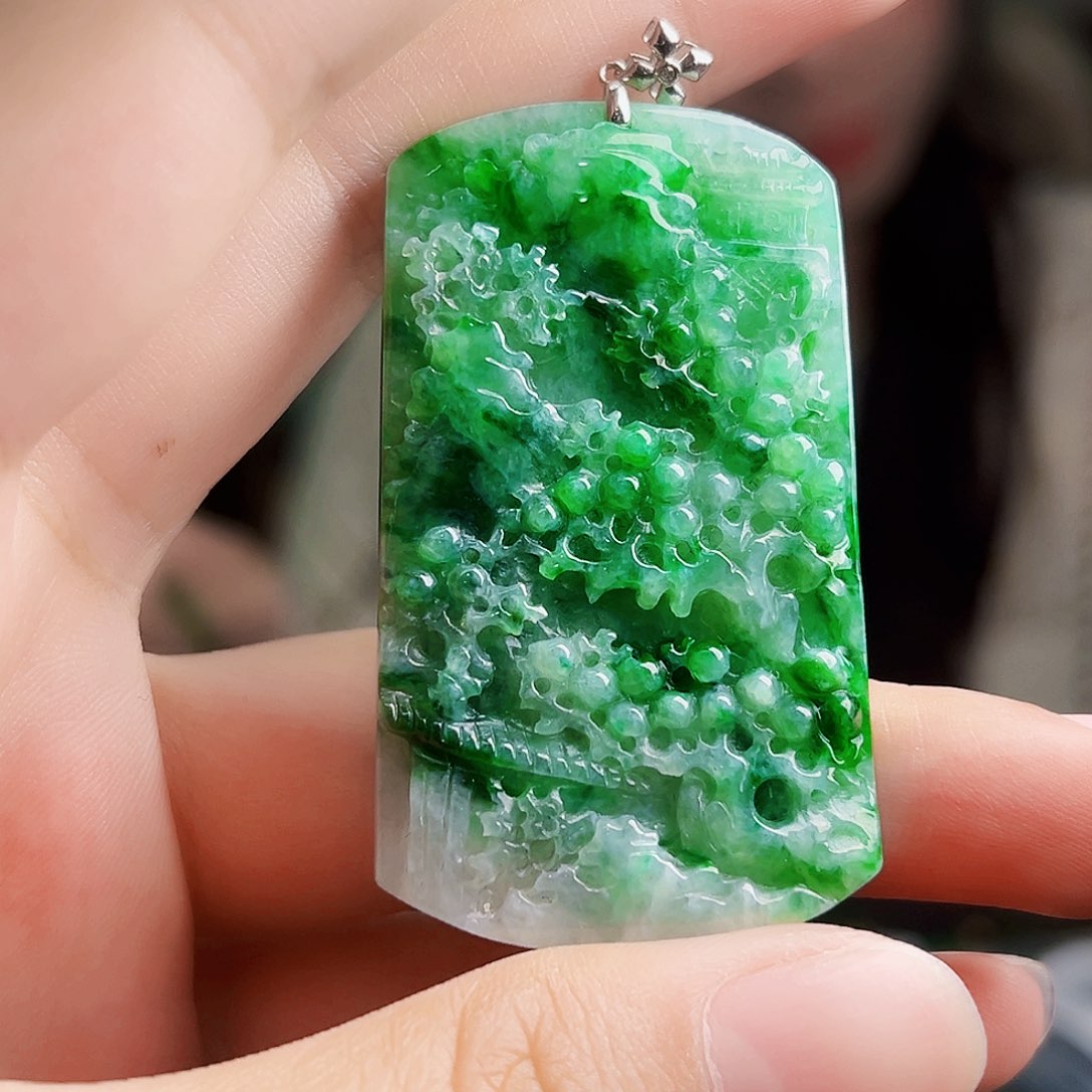 颈饰18K金镶嵌翡翠多样性