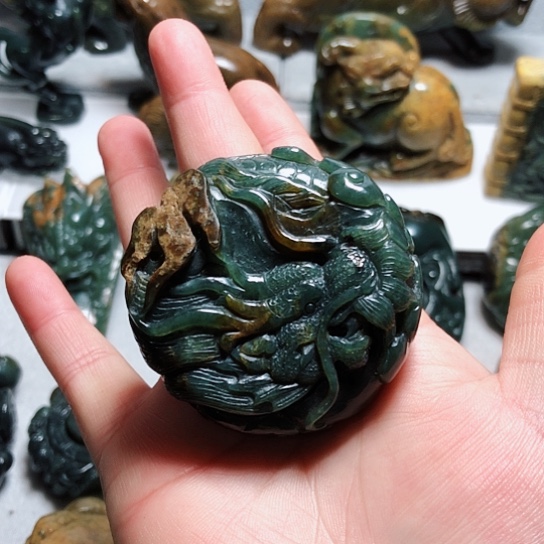 岫岩河磨玉（透闪石质玉）把件未镶嵌走****步