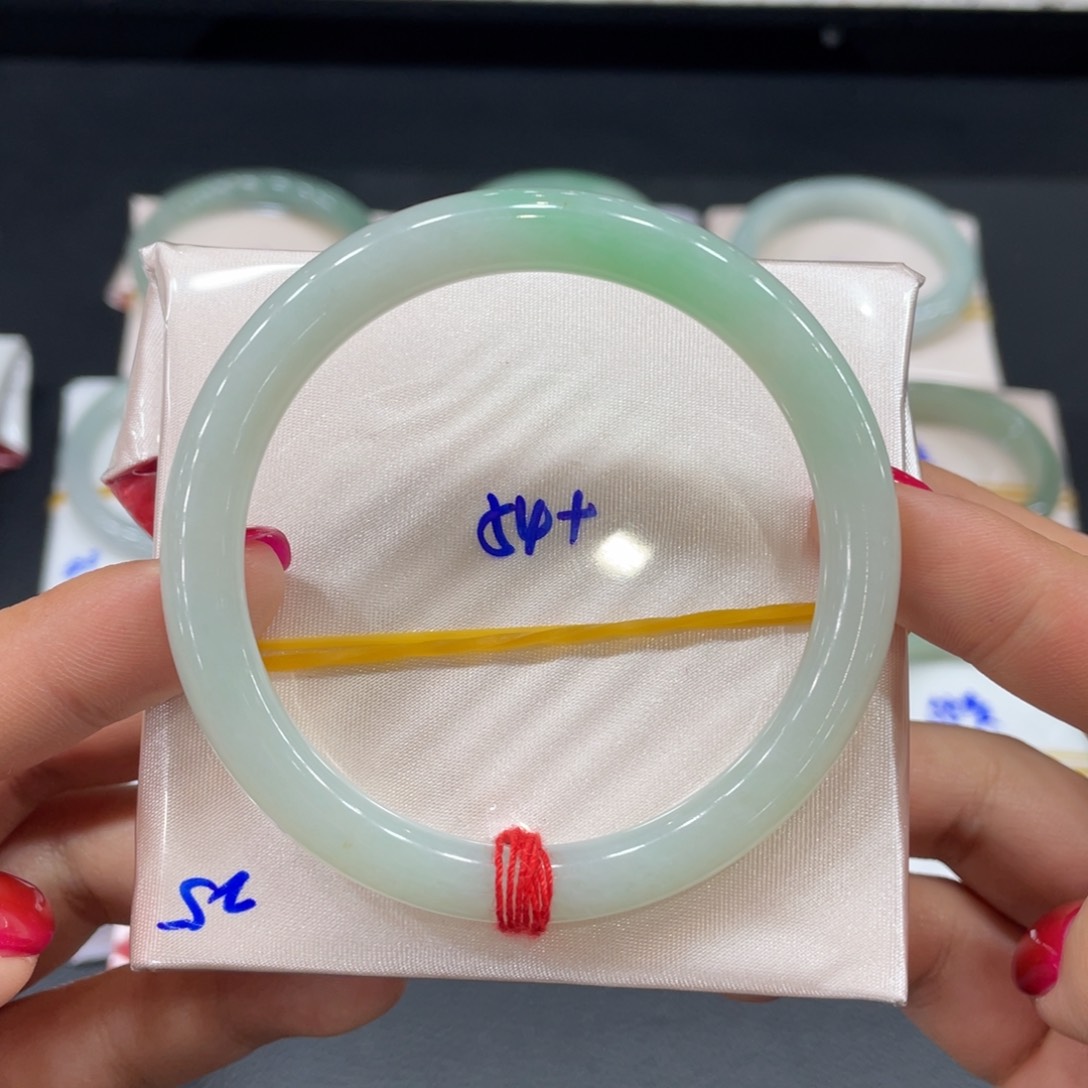 翡翠手镯未镶嵌缅甸天然翡翠手镯