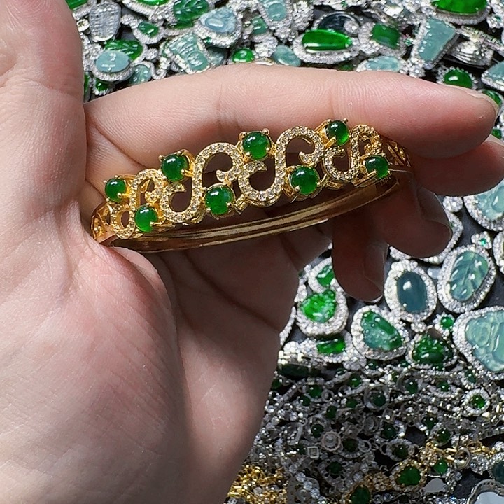 翡翠颈饰未镶嵌天然A货翡翠放漏