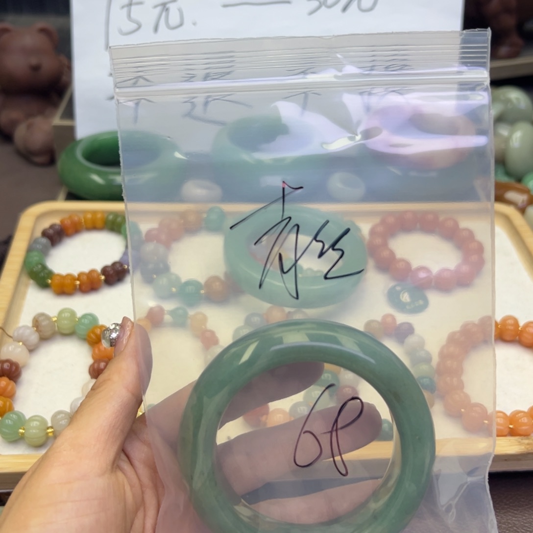 未镶嵌手镯石英岩玉宛*丝