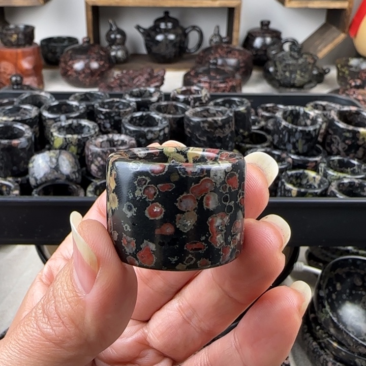 梅花玉红梅扳指茶摆件