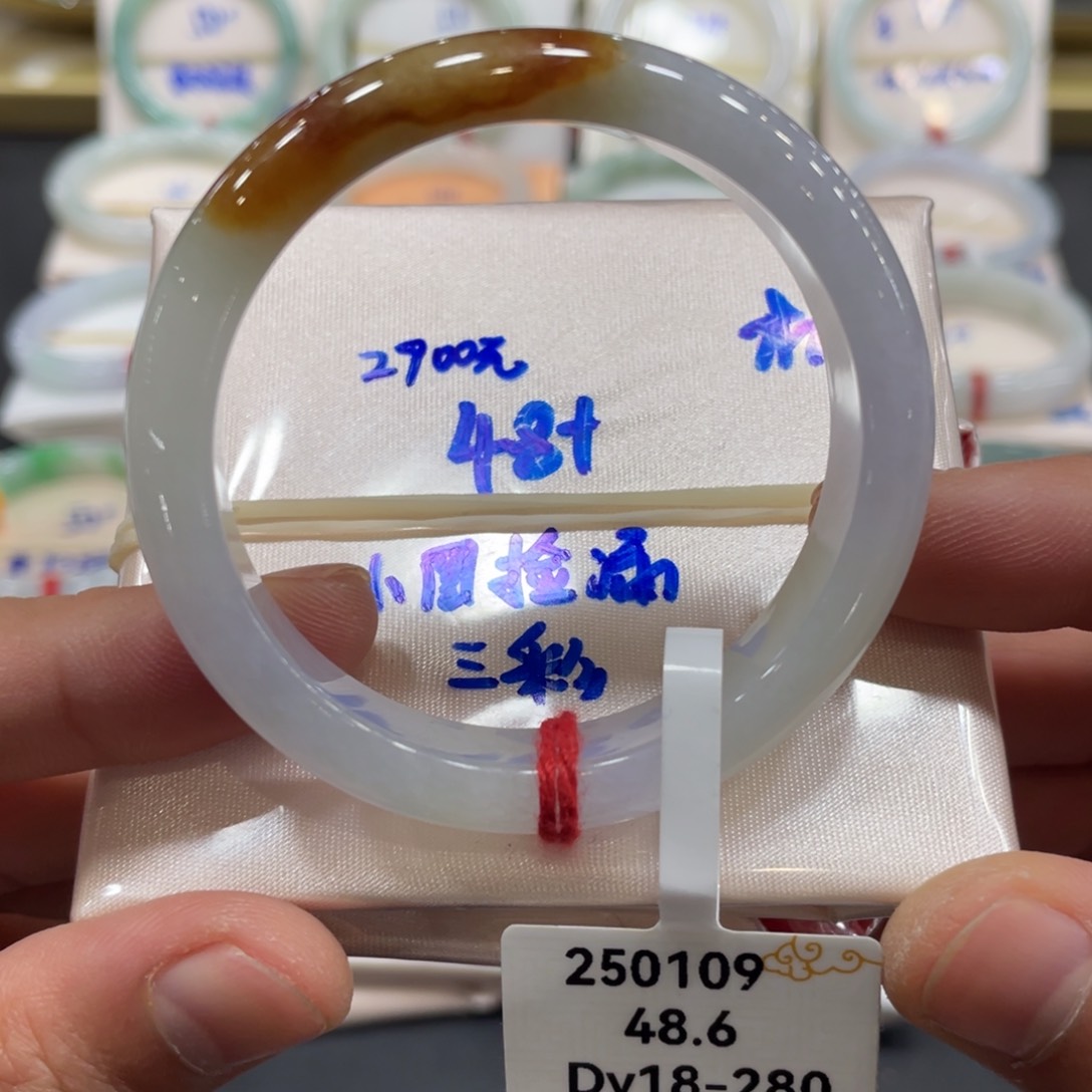 翡翠手镯未镶嵌翡翠手镯