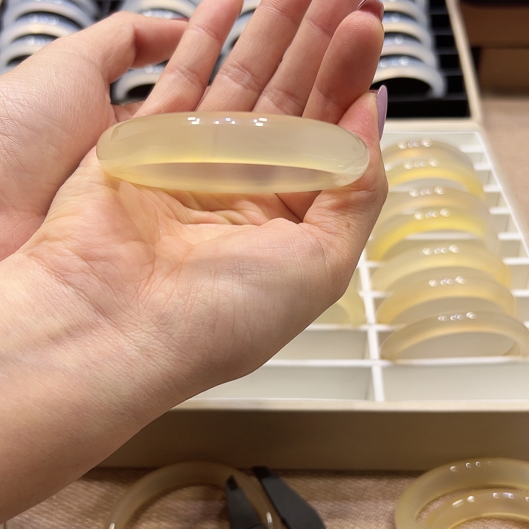 A***.玛瑙/玉髓未镶嵌手镯