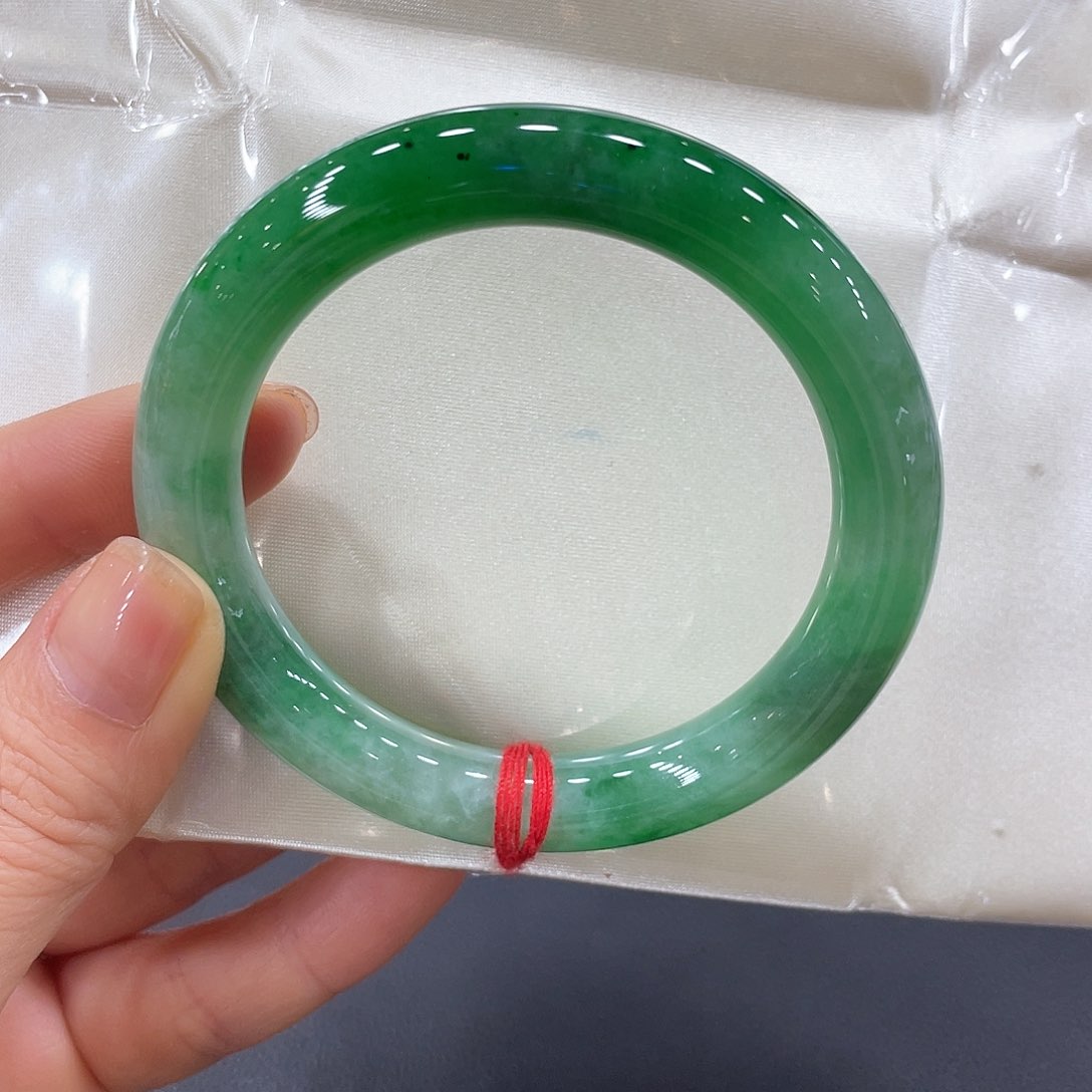 翡翠手镯未镶嵌翡翠手镯