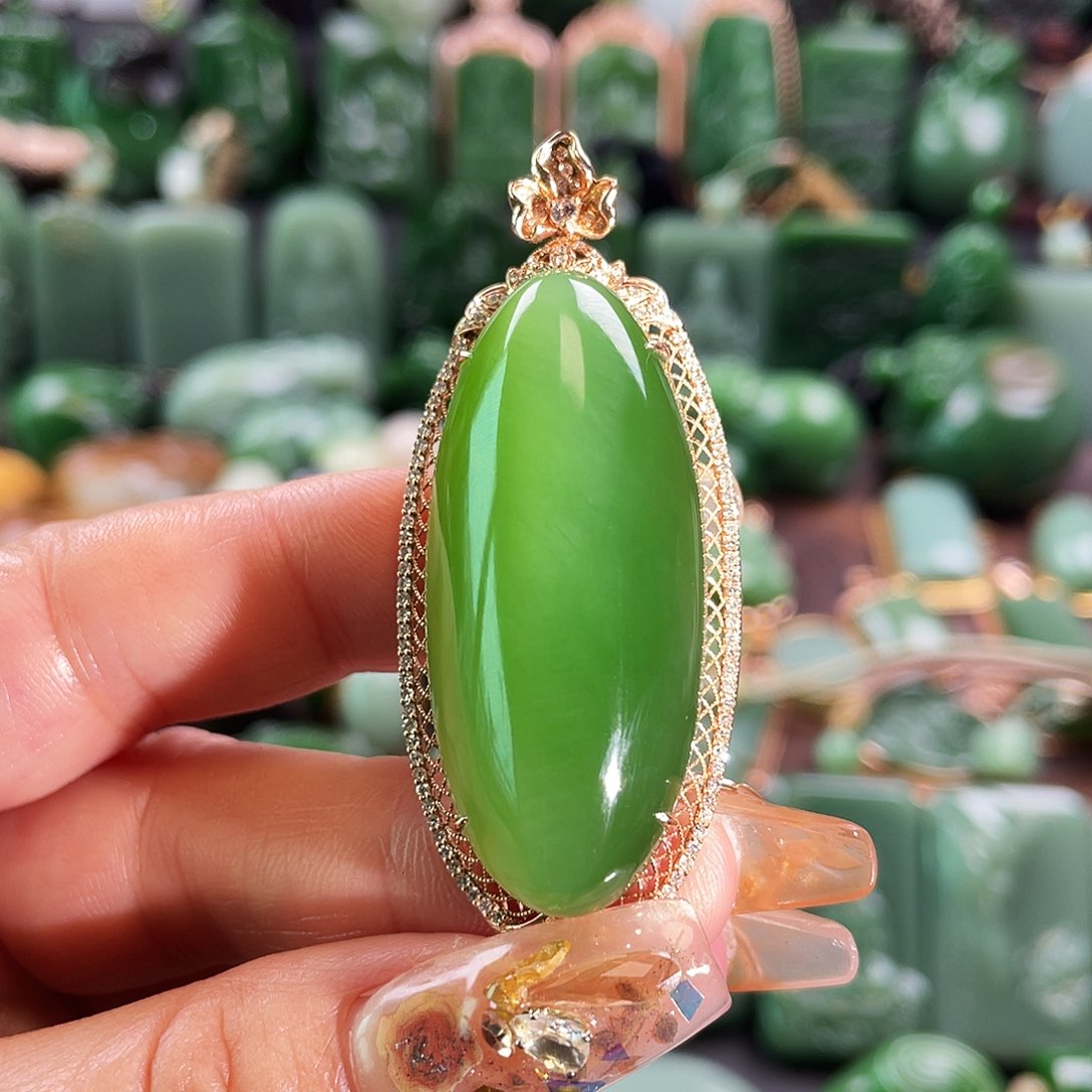 和田玉挂件18K金镶嵌愿****边