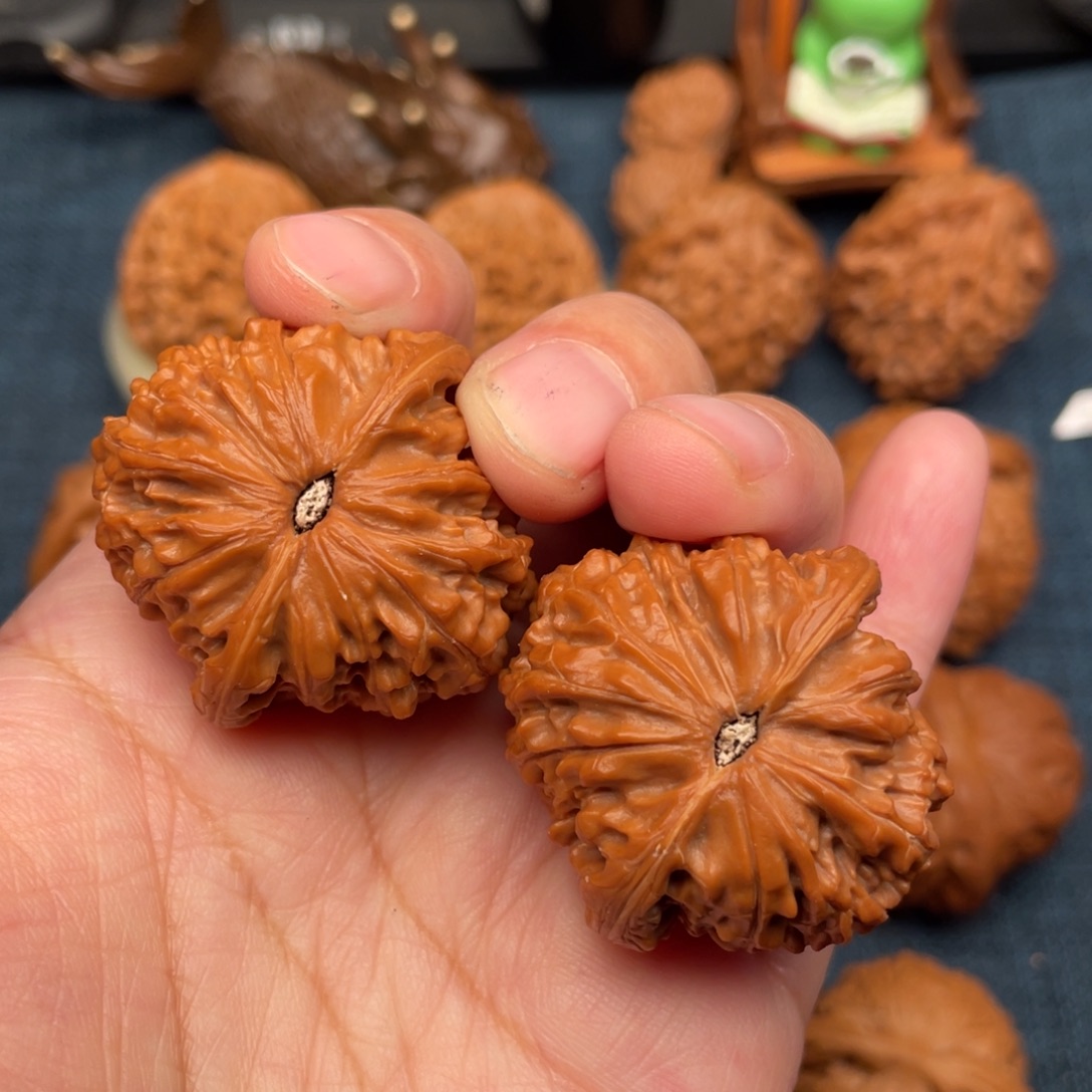 把件文玩核桃36山地红皮球磨