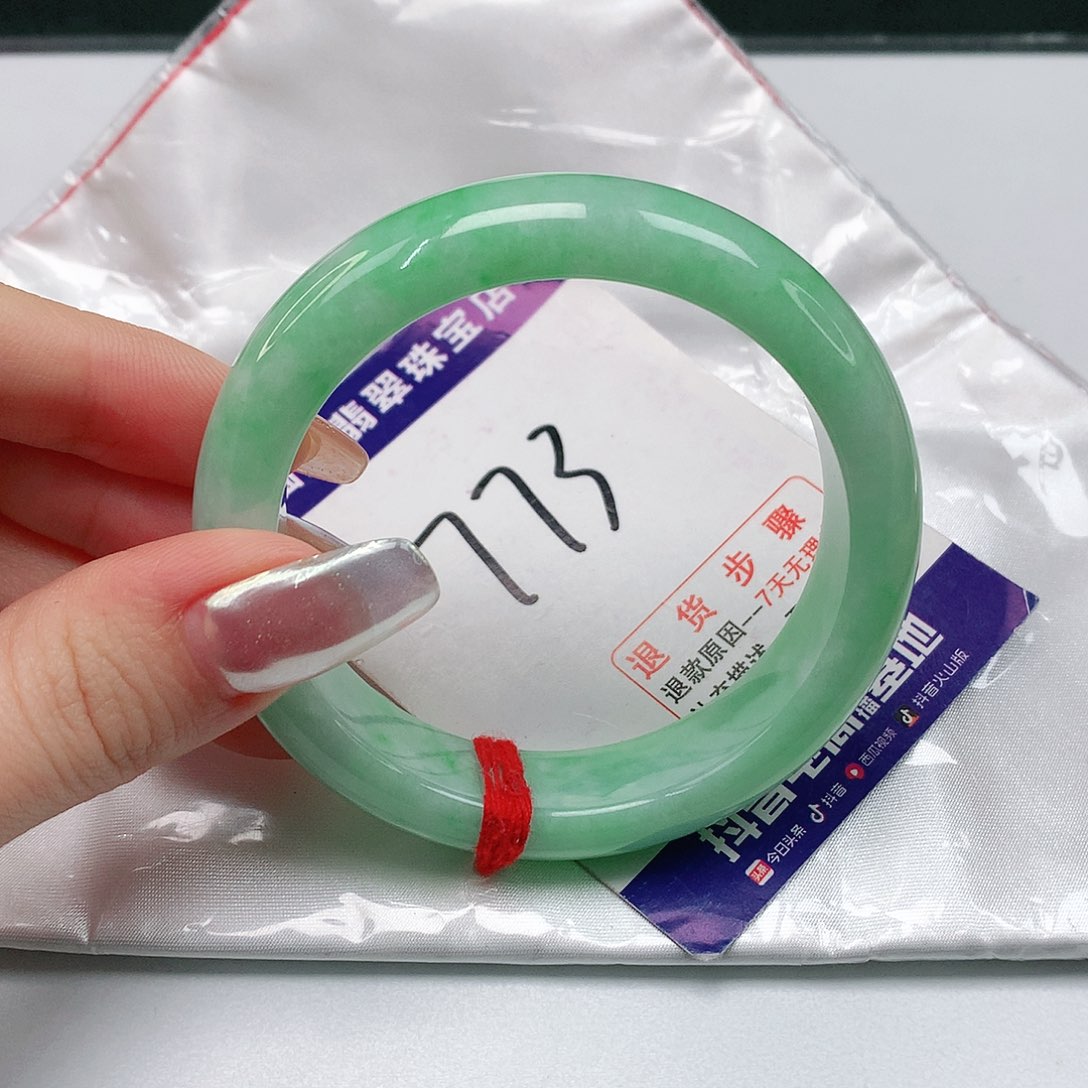 翡翠手镯未镶嵌翡翠手镯