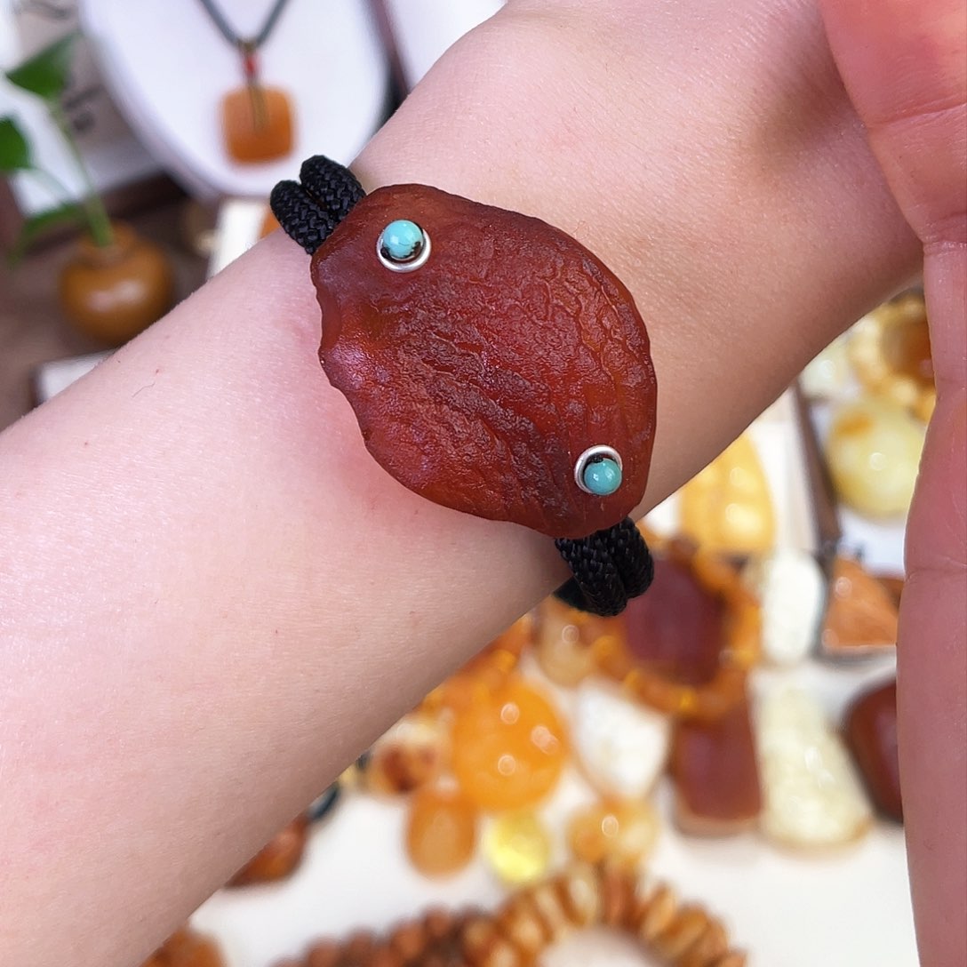 琥珀珠宝奇石未镶嵌。