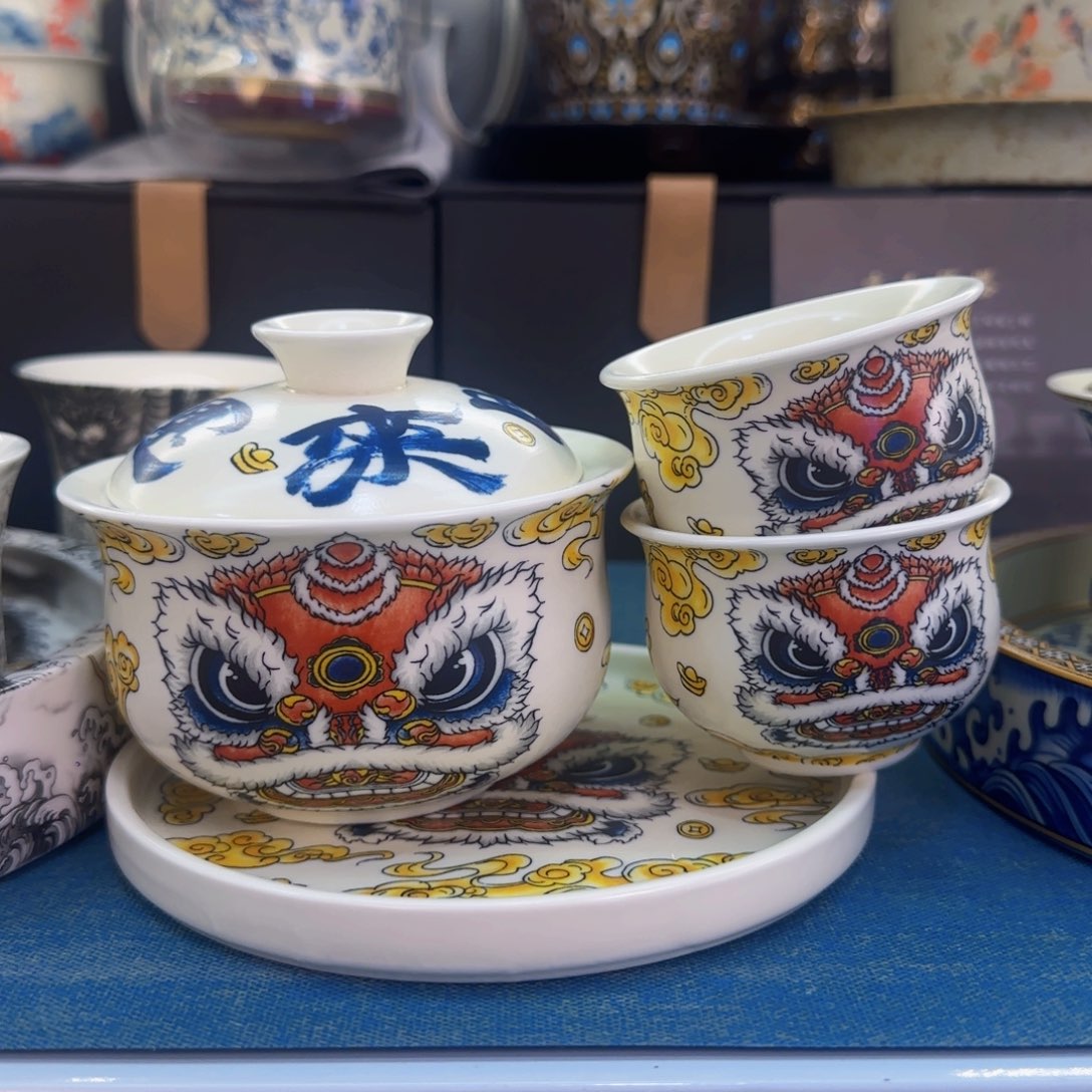 瓷片盖碗很精致很好看