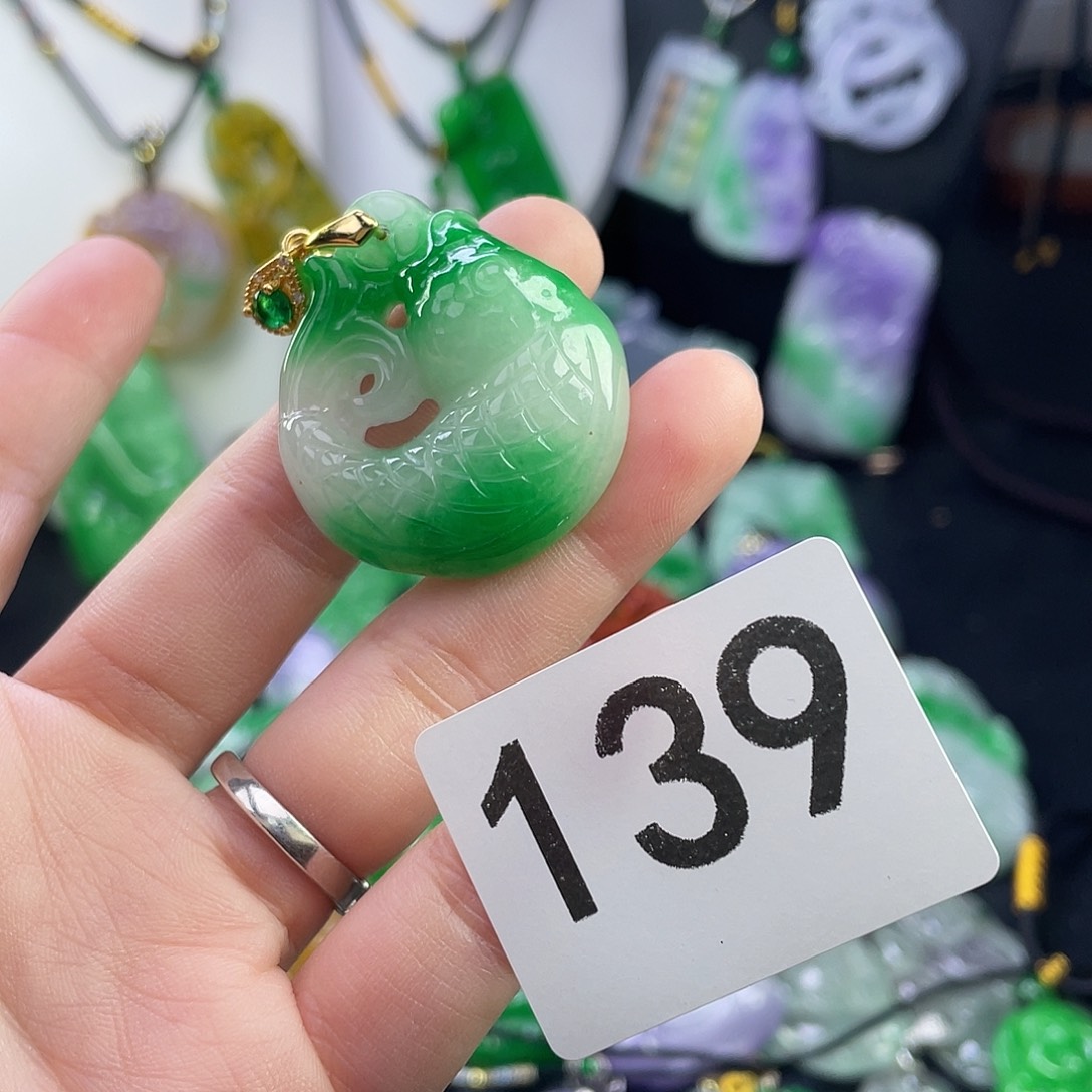 翡翠未镶嵌吊坠(赠链)