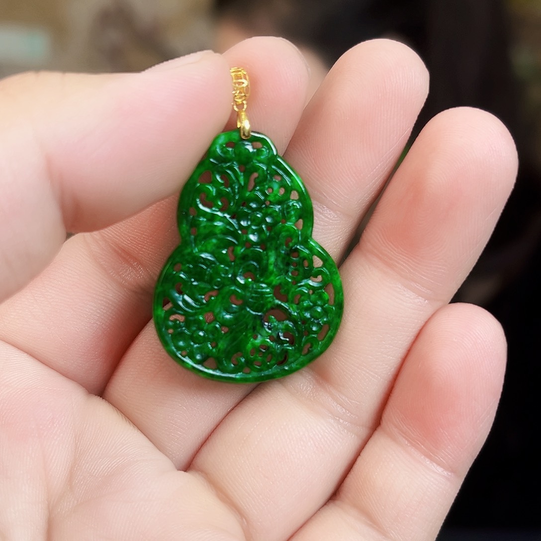 翡翠18K金镶嵌颈饰吊坠