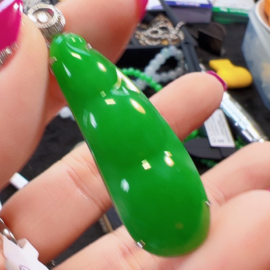 O***）翡翠18K金镶嵌颈饰签收后24小时鉴赏期