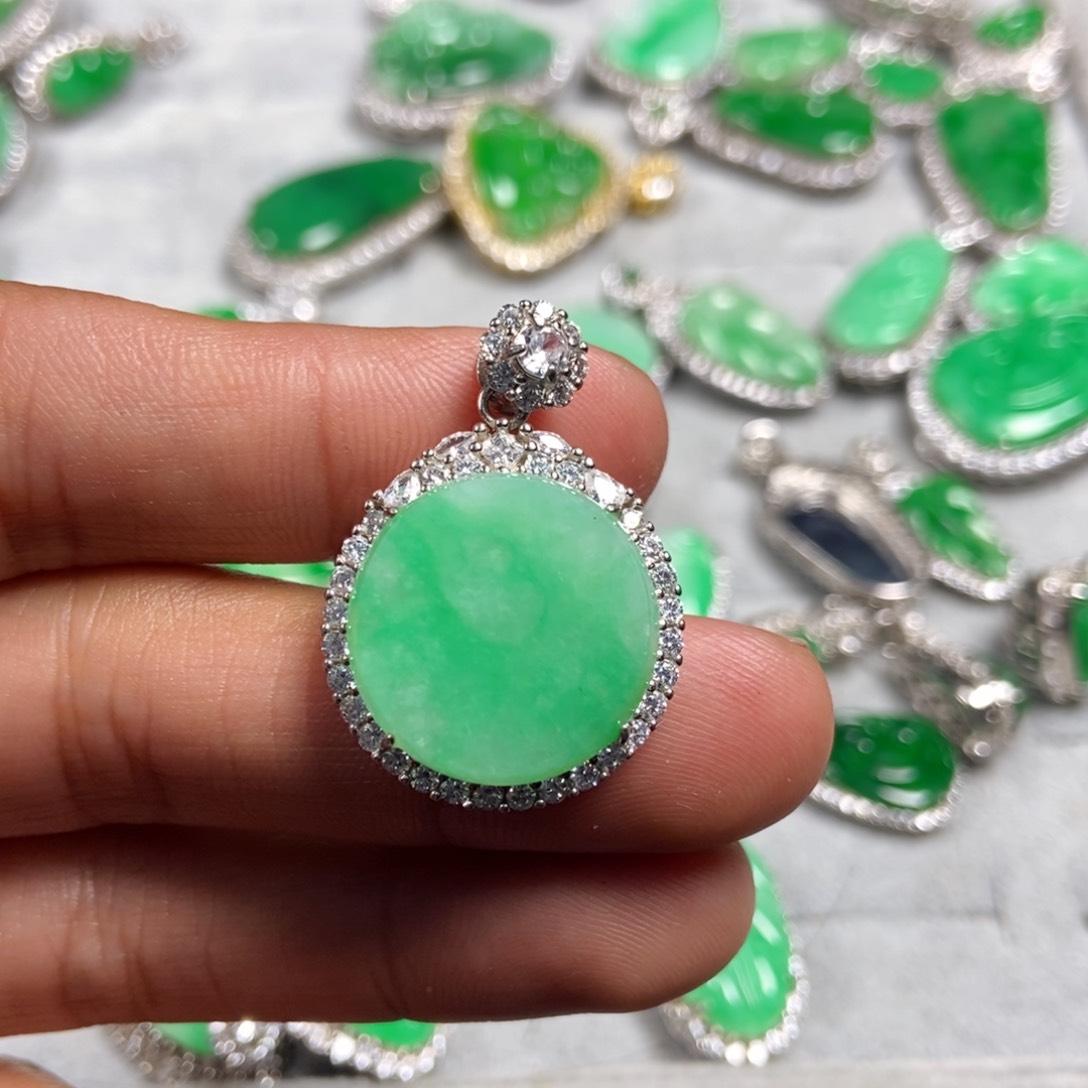 翡翠颈饰未镶嵌圆牌