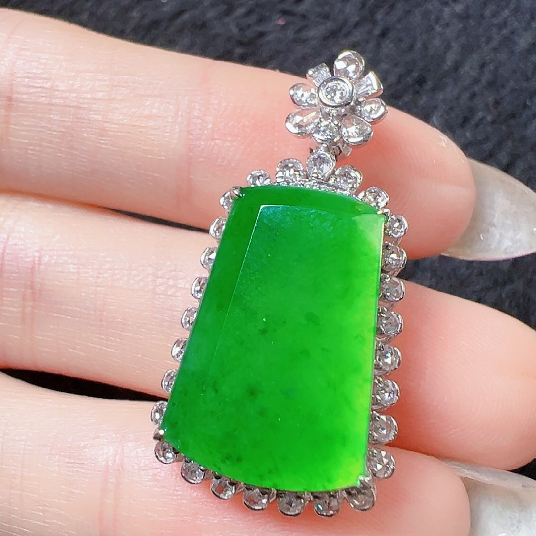 翡翠18K金镶嵌颈饰签收后24小时鉴赏期，过时不退