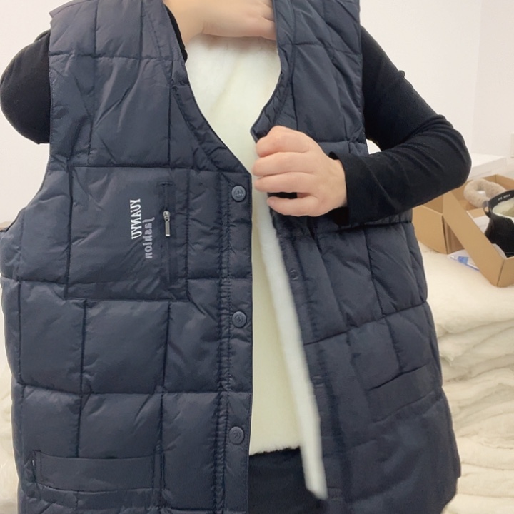 深色马甲三叉保暖舒服