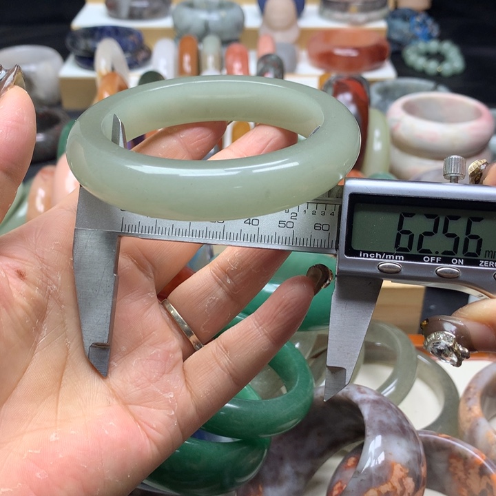 未镶嵌手镯石英质玉