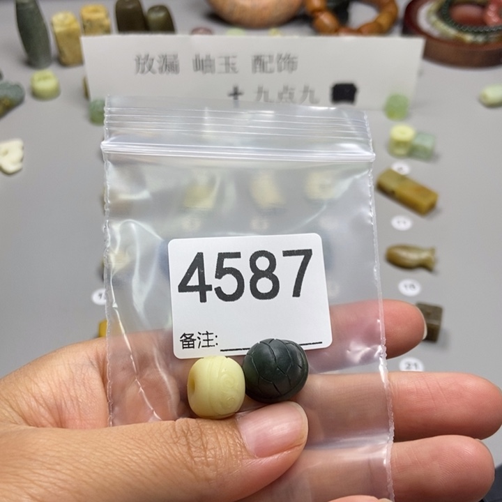 宾***子未镶嵌蛇纹石玉颈饰