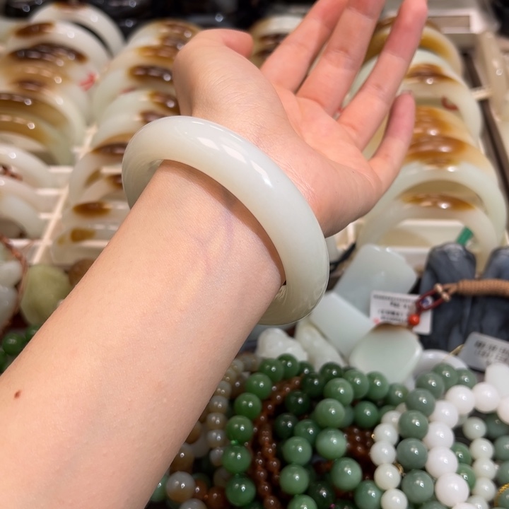 和田玉（白玉）手镯未镶嵌俄白柔光镯