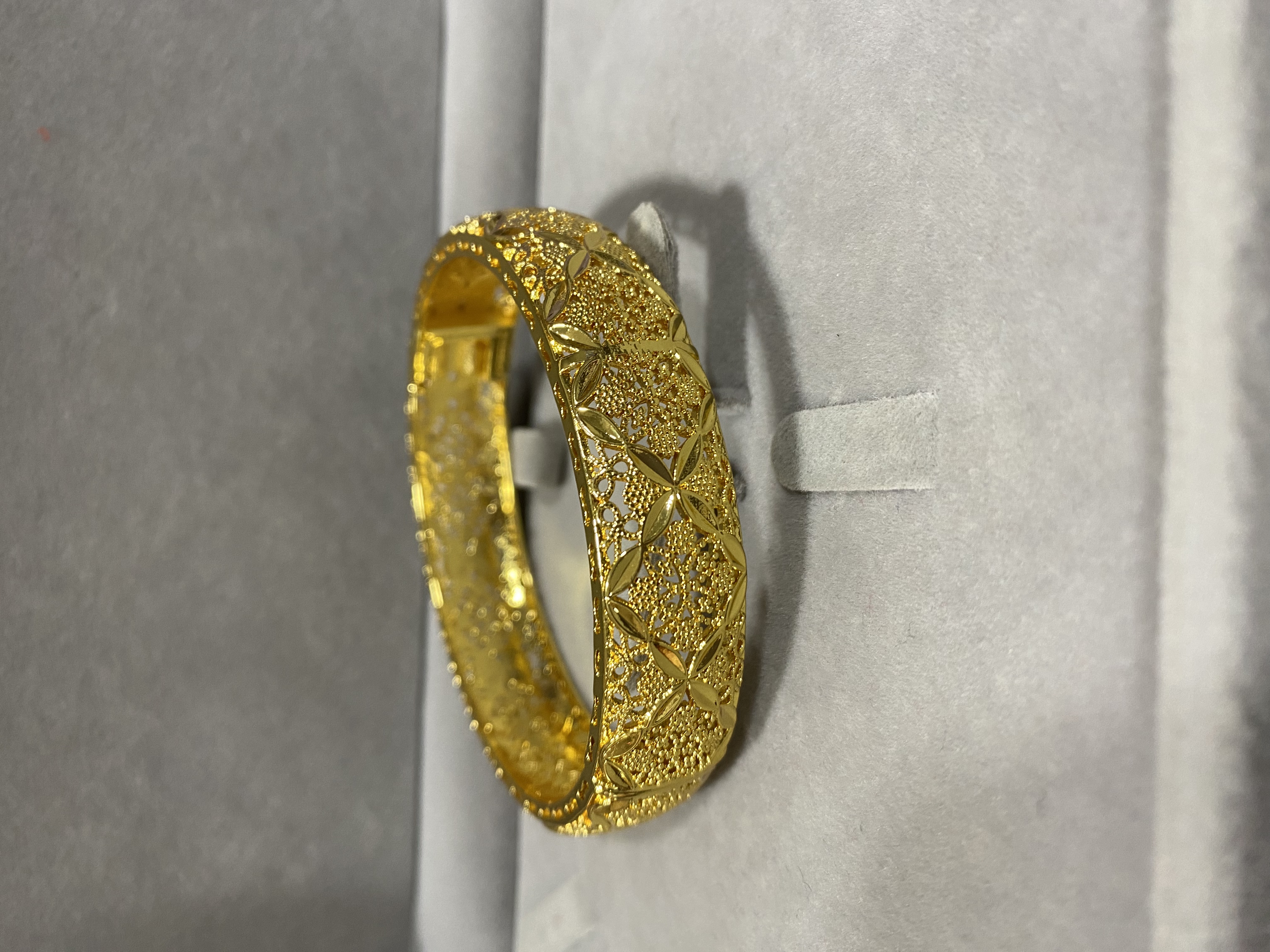 A687金色精工镂空手镯