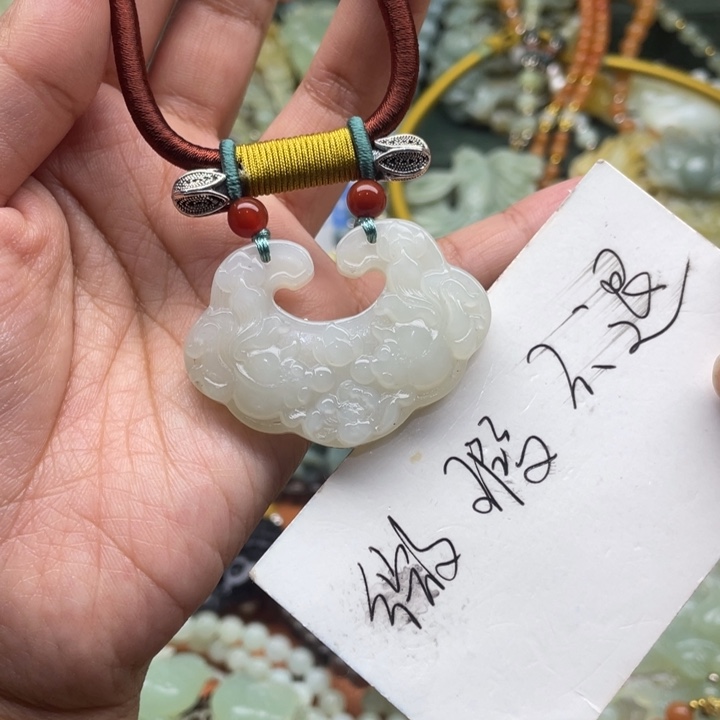 蛇纹石玉吊坠合金