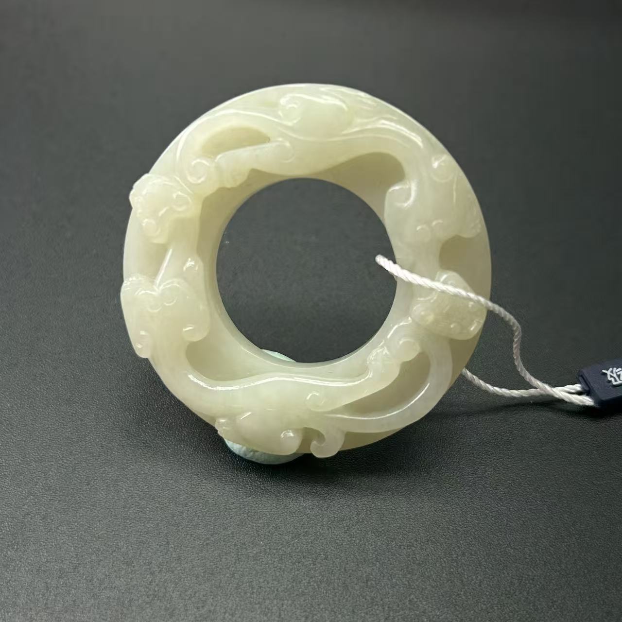 LOT.10/20世纪和田白玉双龙环/101745