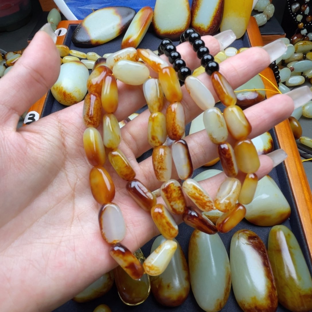 和田玉未镶嵌颈饰卡*