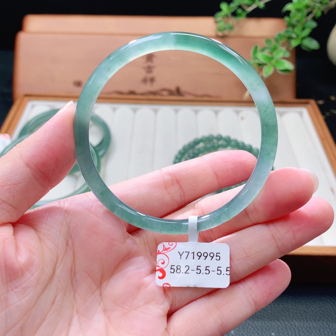 未镶嵌手镯（圆镯）翡翠