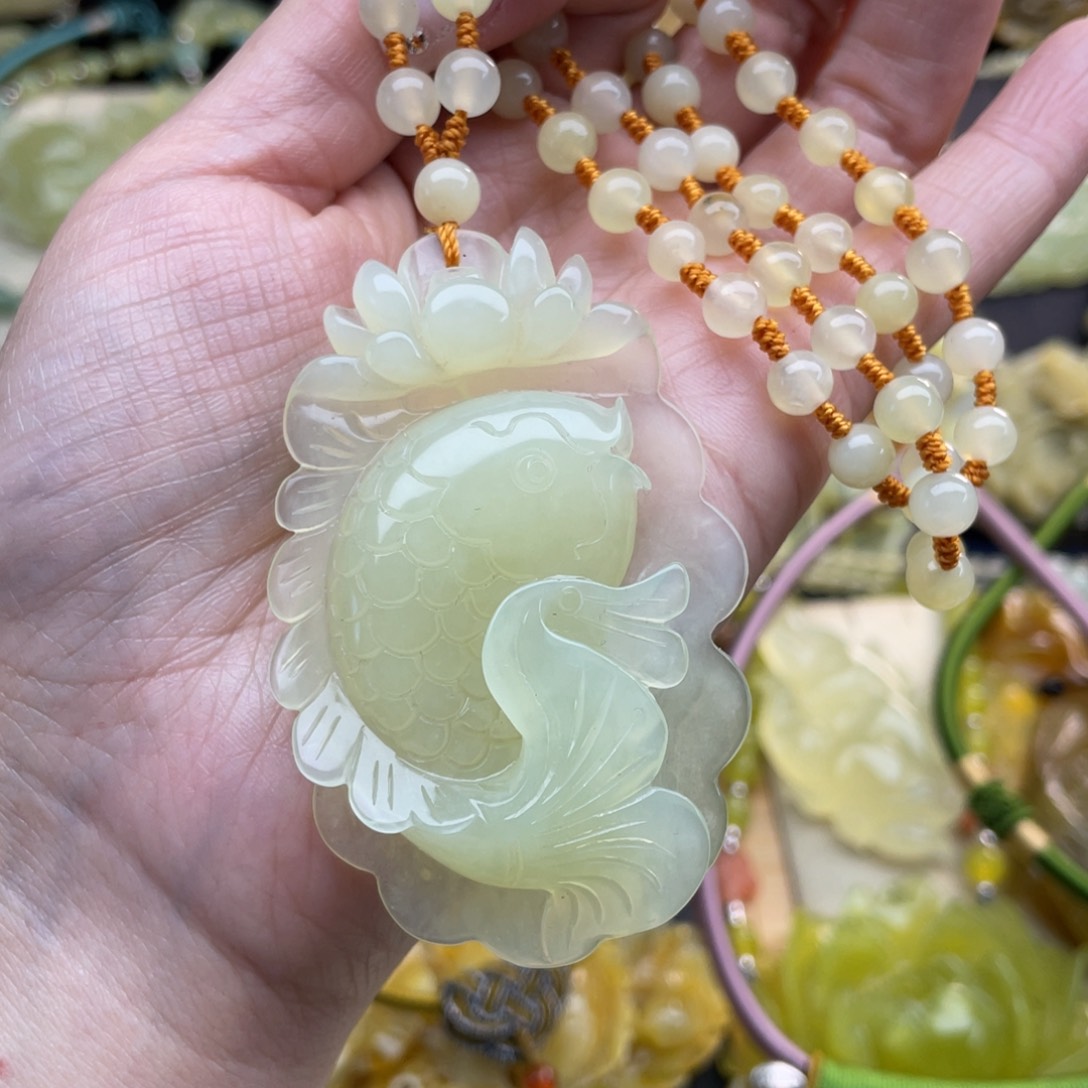 蛇纹石玉颈饰未镶嵌