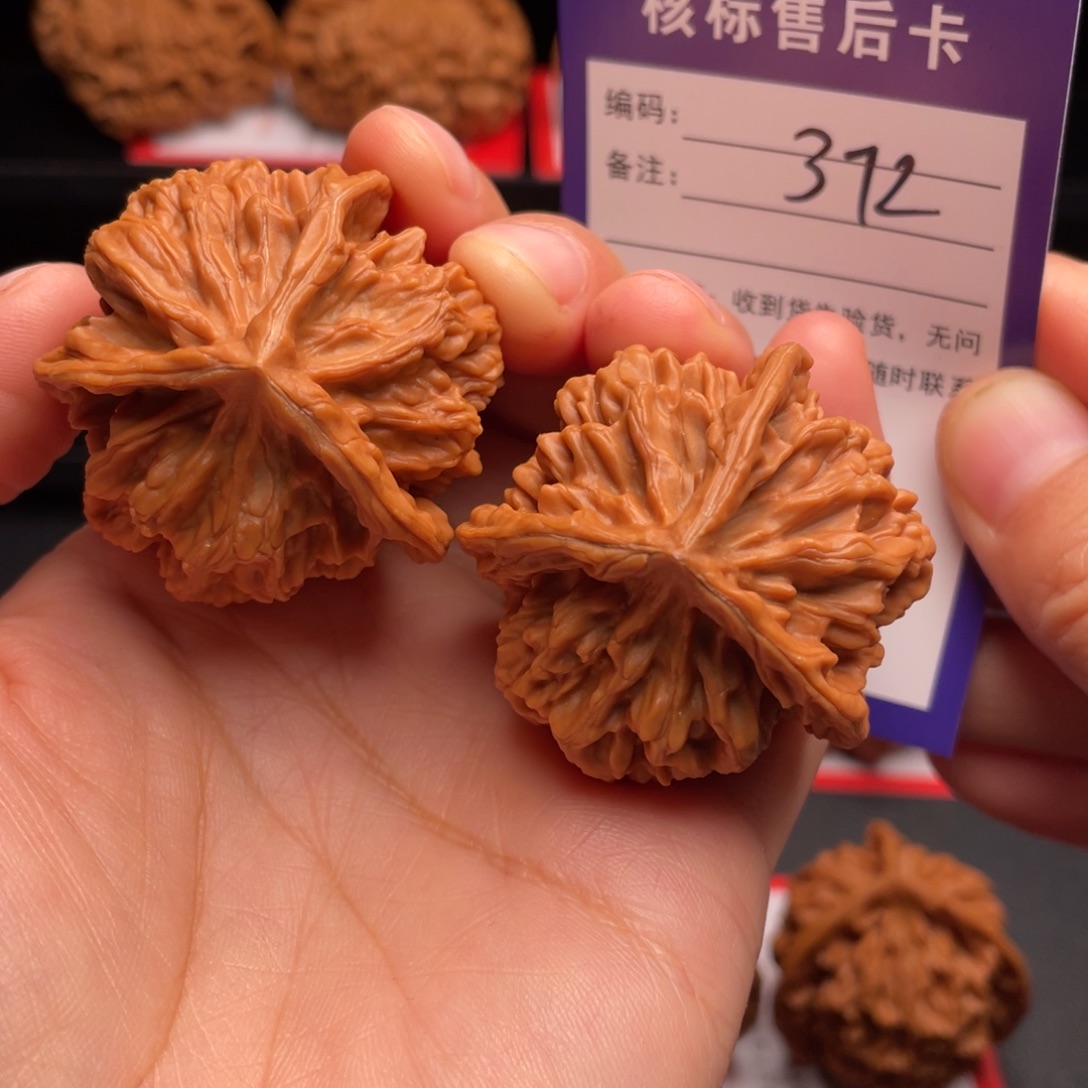 姜***威把件文玩核桃三棱41尺