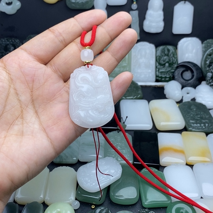 艾***石英质玉（金丝玉）未镶嵌颈饰