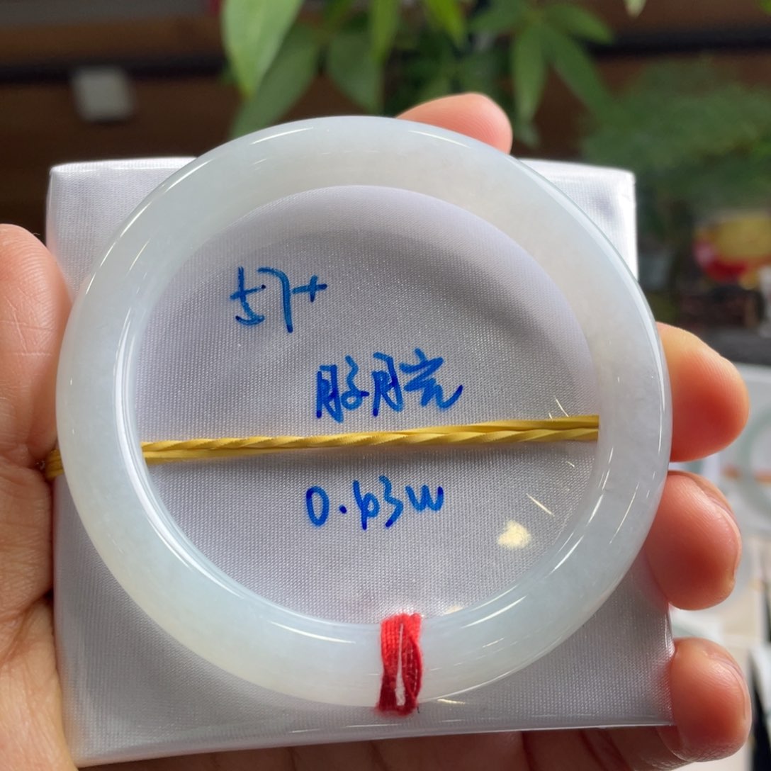 翡翠手镯未镶嵌翡翠