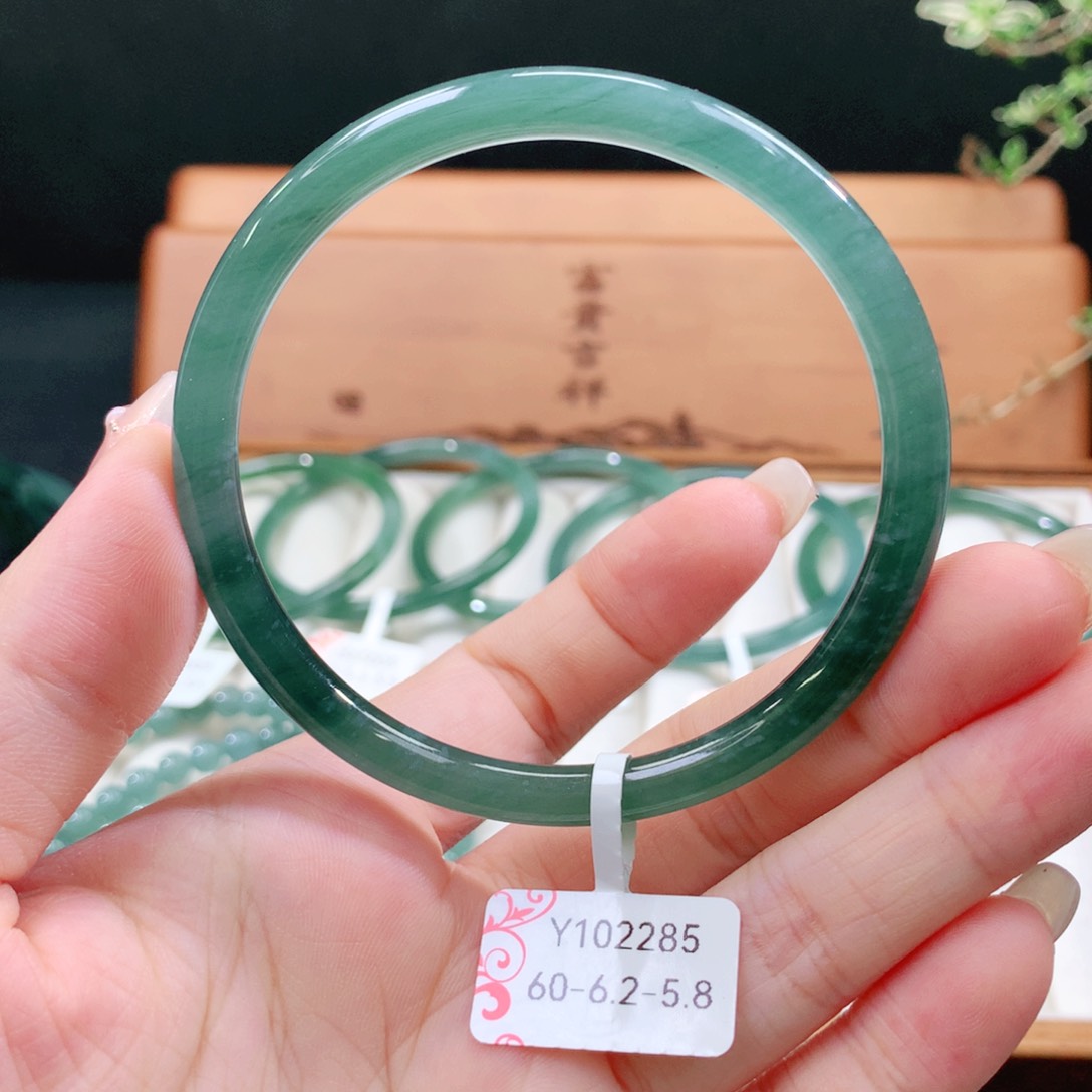 翡翠手镯未镶嵌天然