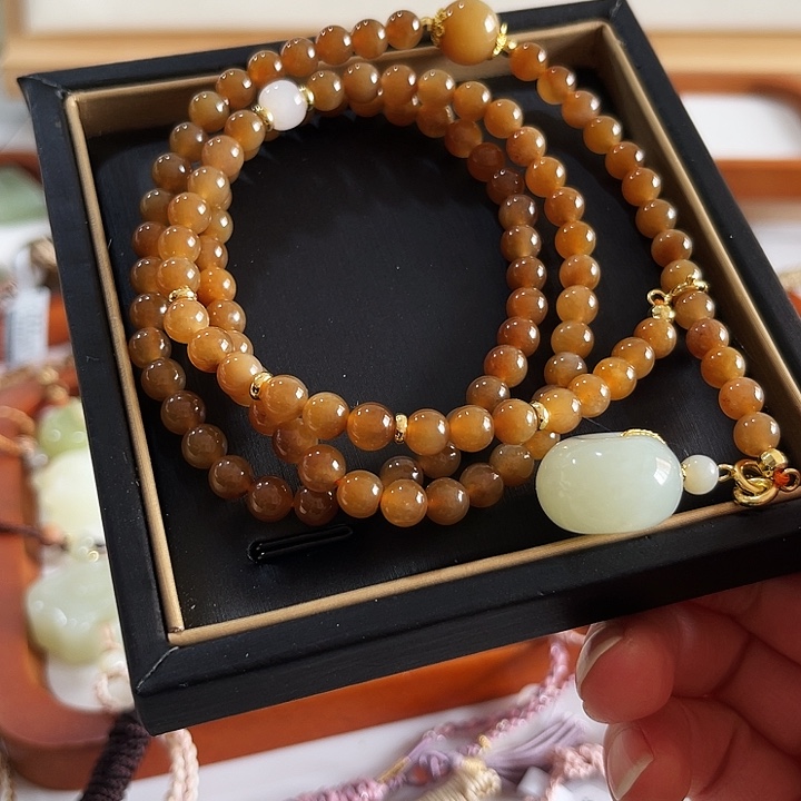 雨***荷和田玉未镶嵌颈饰