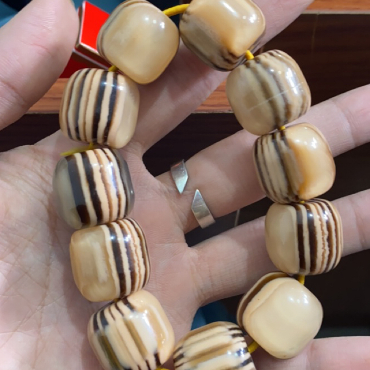  842  卡19黑纹手串