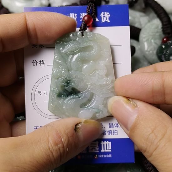 翡翠未镶嵌颈饰挂件