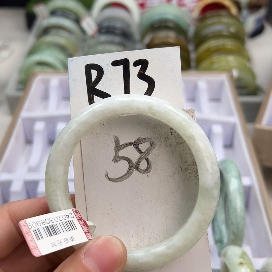 岫玉手镯未镶嵌天然岫玉微瑕，可以正常佩戴