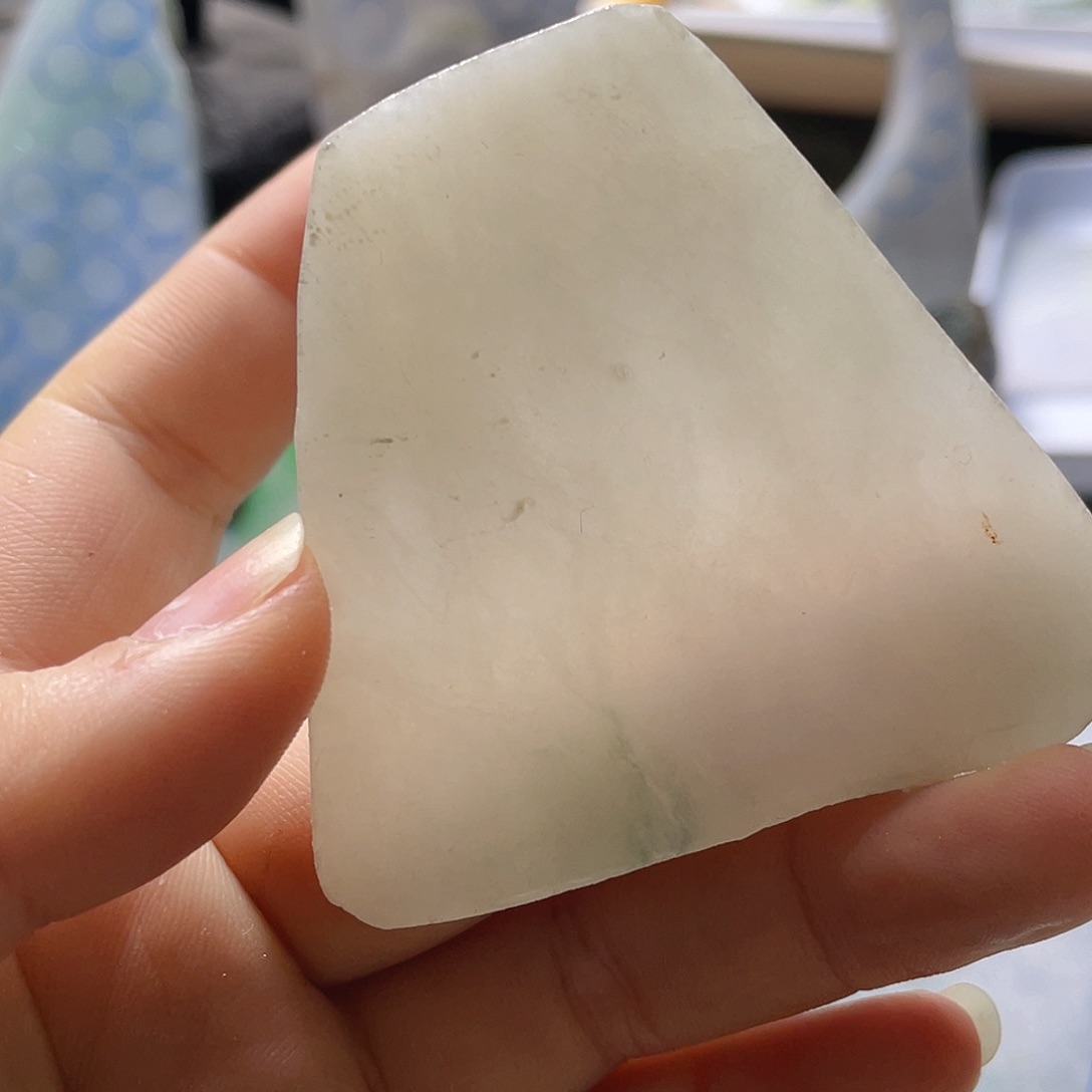 颈饰未镶嵌翡翠。