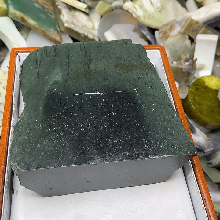 未镶嵌和田玉（糖玉）珠宝奇石威****司