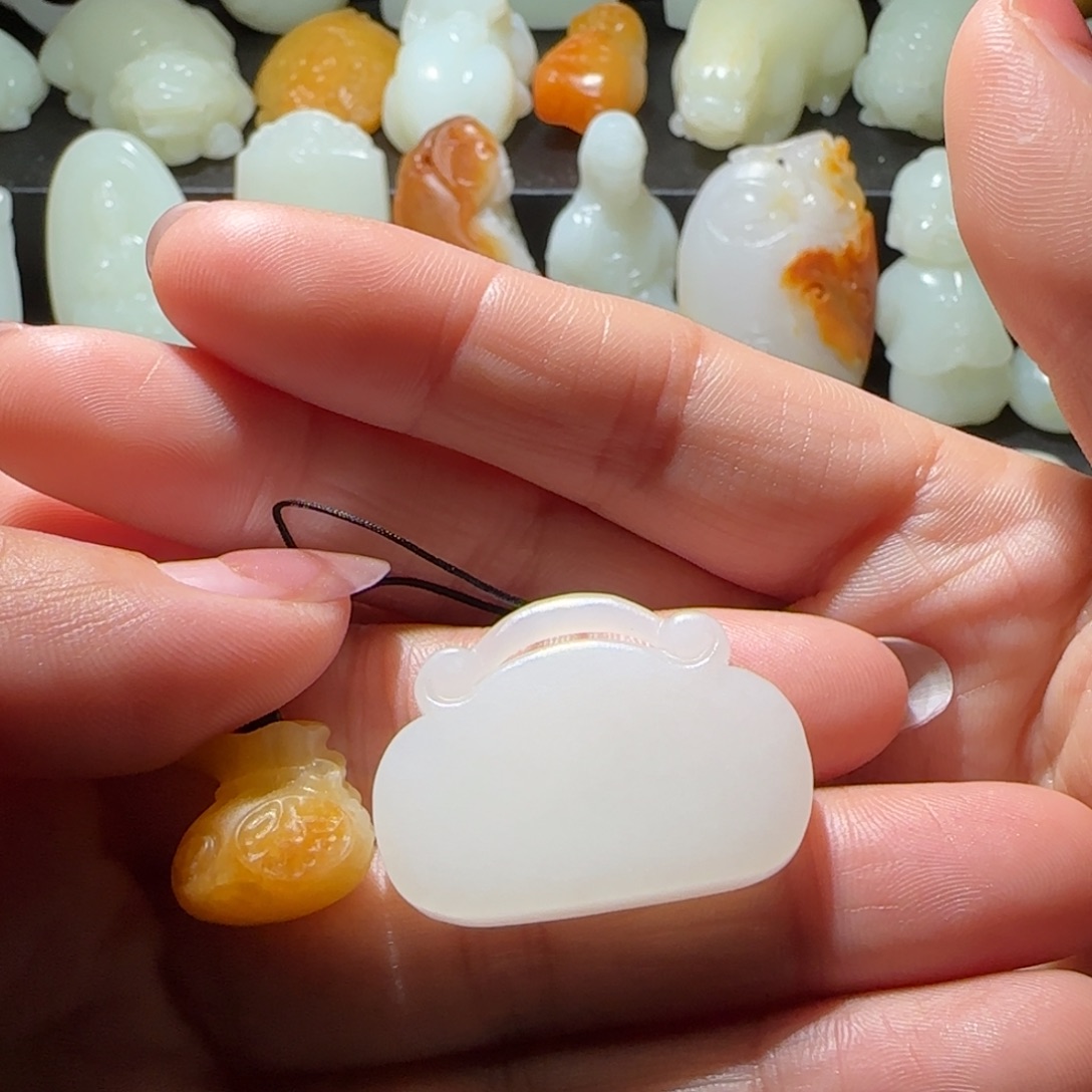 认***好和田玉未镶嵌颈饰